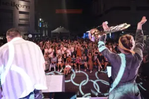 Brassband Brassanas beim Auftritt auf dem Landes-Musik-Festival 2025, Blick von hinter der Band auf feierendes Publikum.