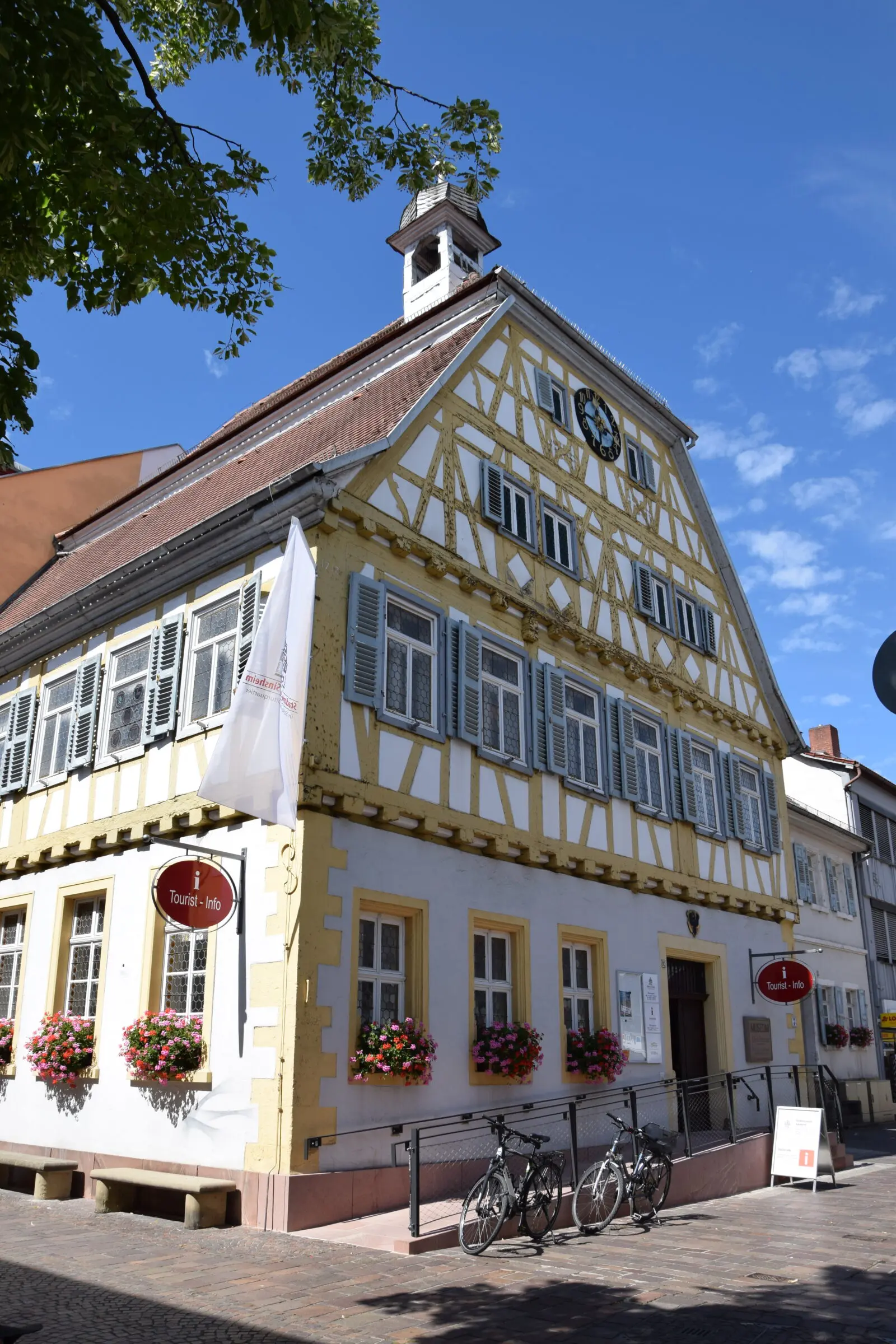 Stadtmuseum der Stadt Sinsheim bei strahelnd blauem Himmel, Fachwerkhaus.