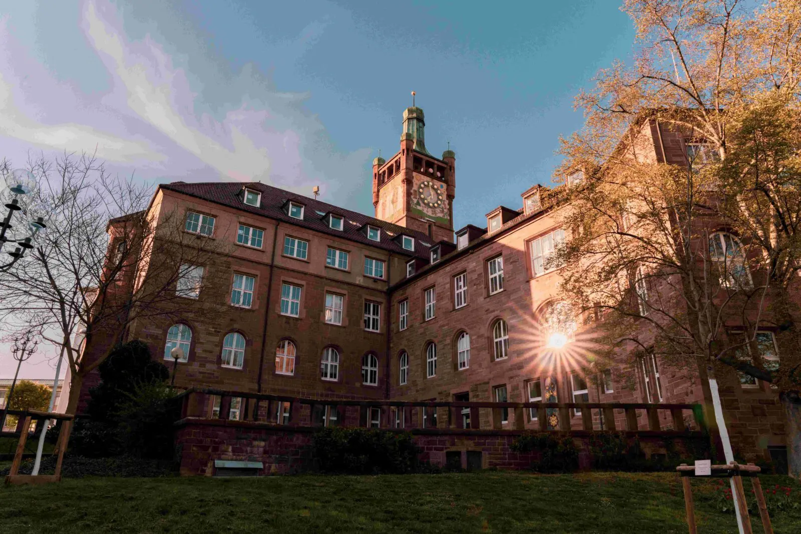 Der Bezirksamtsturm prägt mit seiner historischen Architektur das Stadtbild von Pforzheim.