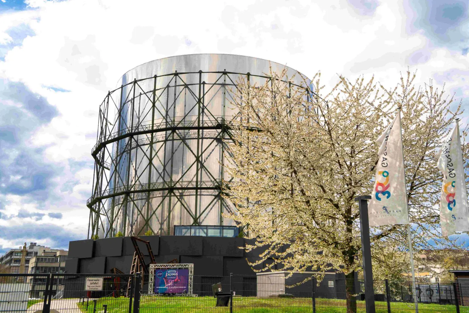 Gasometer Pforzheim, ein markantes rundes Bauwerk mit moderner Fassade, umgeben von der Stadtlandschaft.