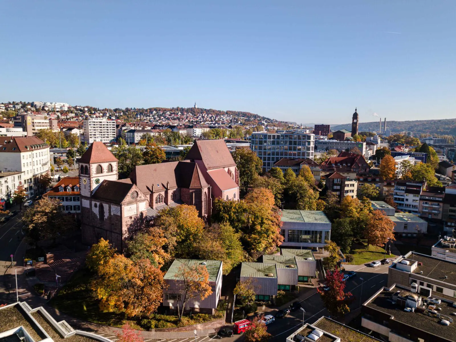 Blick auf den Schlossberg in Pforzheim mit historischer Bebauung und grüner Umgebung.