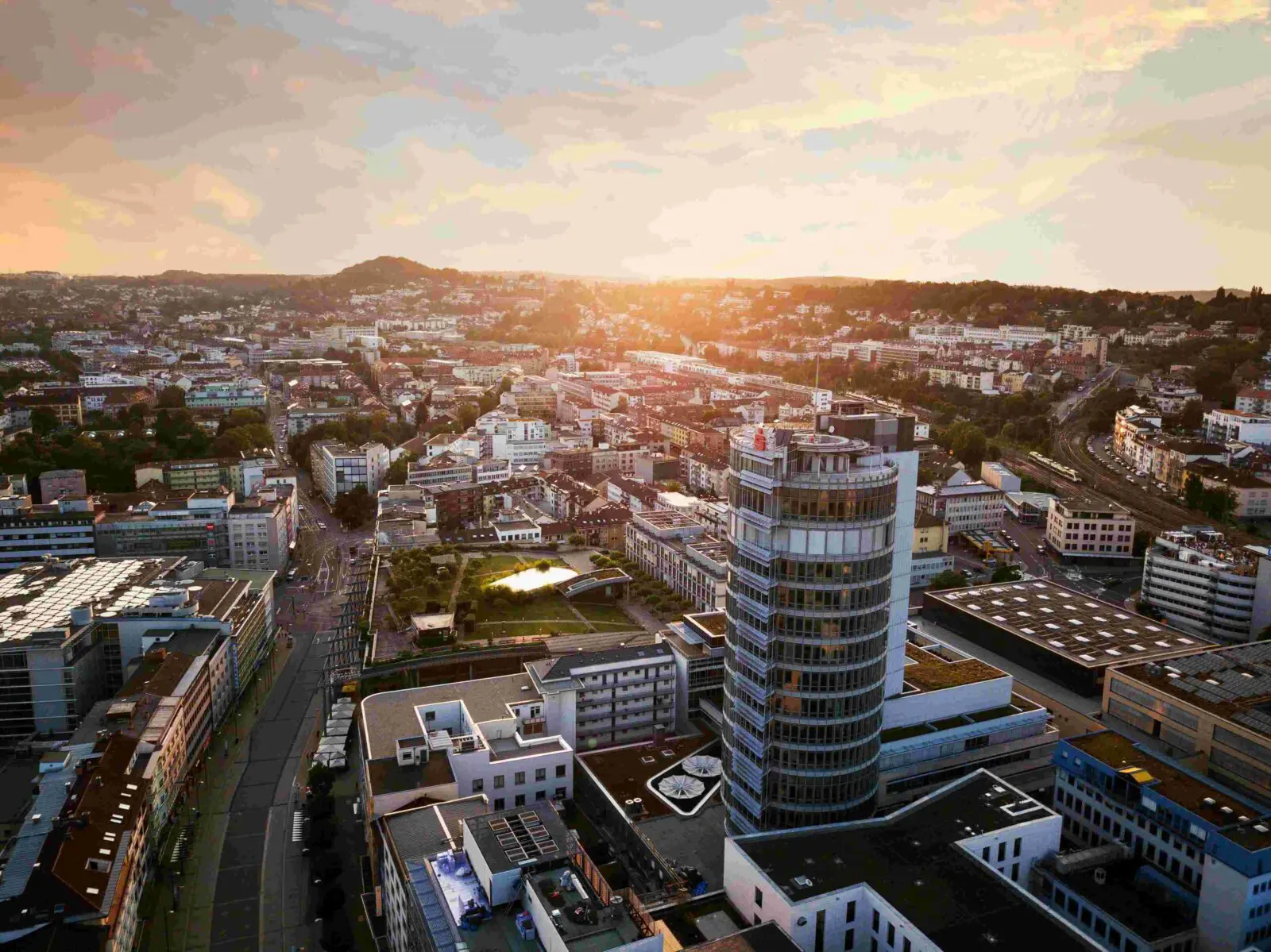 Blick auf den Sparkassenturm als prägendes Gebäude der Pforzheimer Innenstadt.