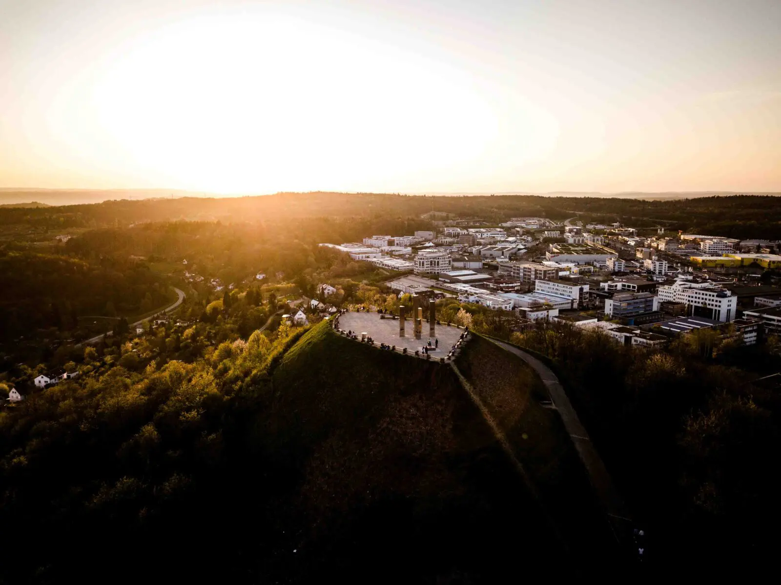 Bewaldeter Wallberg mit Blick über Pforzheim und die umliegende Landschaft.