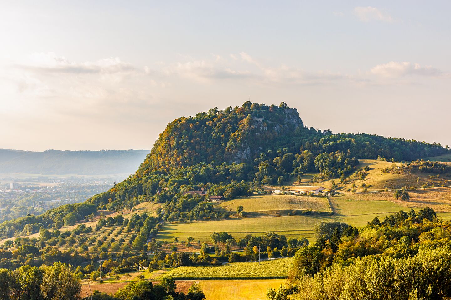 Idyllisches Bild des Hohentwiel, umgeben von grüner Natur und strahlendem Himmel.