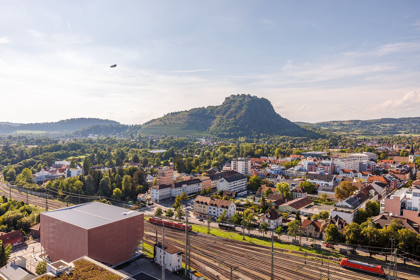 Panorama von Singen vom Hegautower mit Blick auf den Hohentwiel, die Stadt und den Bahnhof, urbaner Look