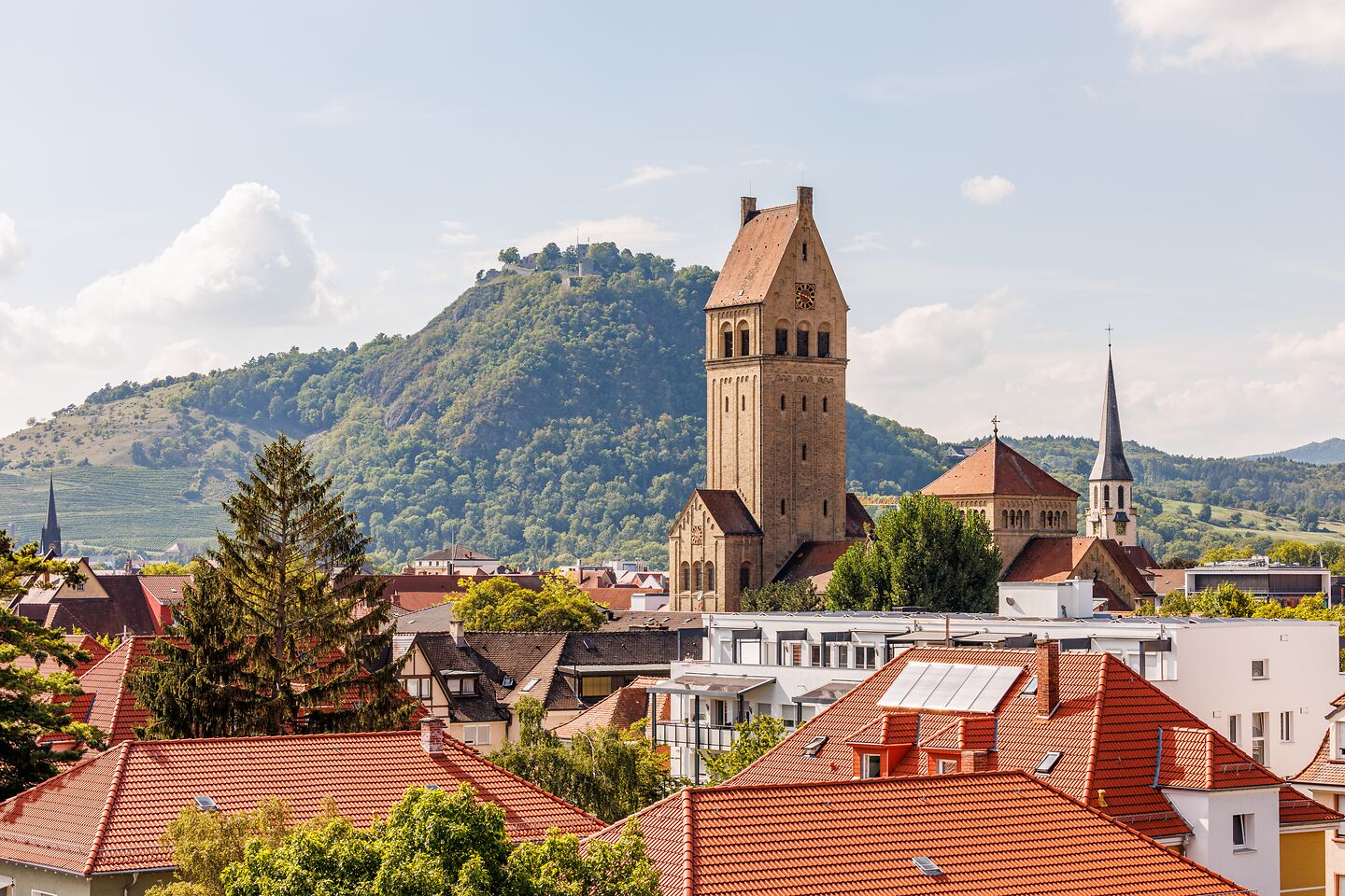 Panorama der Stadt Singen mit Fokus auf den Hohentwiel und die Altstadt, idyllischer Blick ohne urbanen Einfluss